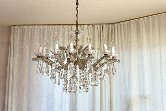 1 LAMPADARIO STILE MARIA TERESA, METALLO DORATO E CRISTALLO, CON 15 BRACCI CON PENDENTI IN CRISTALLO DI VARIE FORME DIM. 85x60 CM