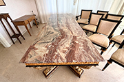 1 TAVOLO DA PRANZO DA 8 POSTI IN LEGNO ANCHE DORATO FINEMENTE DECORATO ED INTARSIATO CON BASE RETTANGOLARE E PIANO IN MARMO DIM. 260x69x100 CM