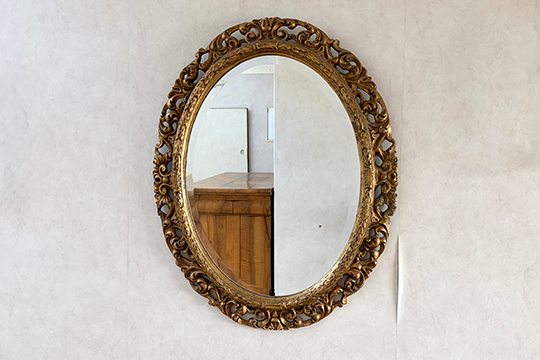 1 SPECCHIO OVALE CON CORNICE IN LEGNO DORATO FINEMENTE INCISO E TRAFORATO DIM. 61x76 CM