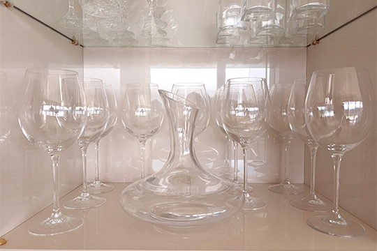 10 CALICI DA VINO E 1 DECANTER IN VETRO