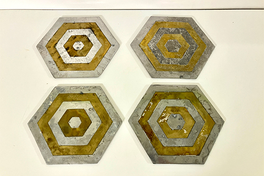 4 SOTTOPENTOLE ESAGONALI, STILE BRUTALISMO, IN ALLUMINIO E OTTONE DIM. 23x23 CM