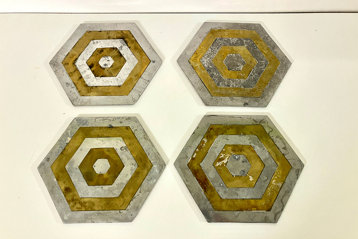 4 SOTTOPENTOLE ESAGONALI, STILE BRUTALISMO, IN ALLUMINIO E OTTONE DIM. 23x23 CM