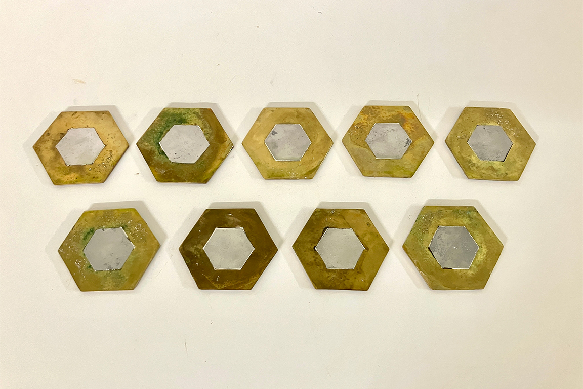 9 SOTTOBICCHIERI ESAGONALI, STILE BRUTALISMO, IN ALLUMINIO E OTTONE DIM. 9x9 CM