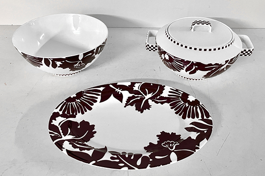 1 ZUPPIERA DIM. 24 CM, 1 CIOTOLA DIM. 25 CM E 1 PIATTO OVALE DIM. 36x26 CM, REALIZZATI IN PORCELLANA RICHARD GINORI, MISSONI HOME “CLARET” COLORE MELANZANA