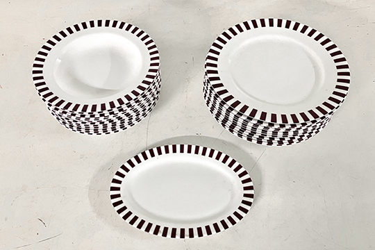 1 SERVIZIO DI PIATTI COMPOSTO DA 12 PIATTI PIANI DIM. 27 CM, 12 PIATTI FONDI DIM. 24 CM E 1 PIATTO OVALE DIM. 25x18 CM IN PORCELLANA RICHARD GINORI, MISSONI HOME “CLARET” COLORE MELANZANA