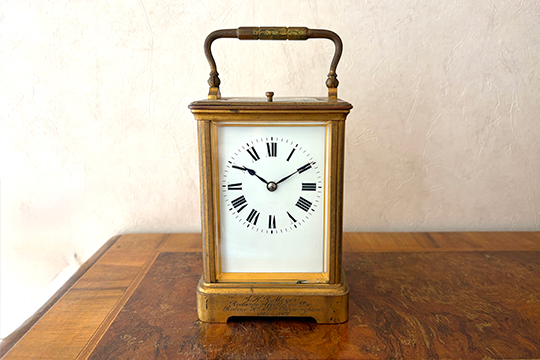 1 OROLOGIO DA TAVOLO “OFFICIER” MOVIMENTO MECCANICO, STRUTTURA IN METALLO DORATO, SUONA I QUARTI E LE MEZZ'ORE DIM. 9x14x8 CM