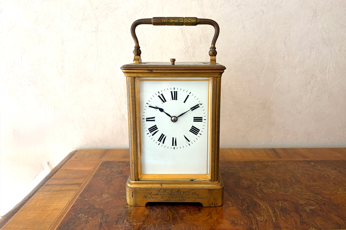 1 OROLOGIO DA TAVOLO “OFFICIER” MOVIMENTO MECCANICO, STRUTTURA IN METALLO DORATO, SUONA I QUARTI E LE MEZZ'ORE DIM. 9x14x8 CM