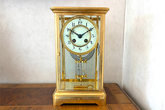 1 OROLOGIO DA TAVOLO CON MOVIMENTO A PENDOLO, STRUTTURA IN METALLO DORATO DIM. 18x30x13 CM