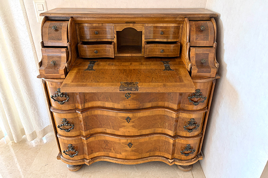 1 SCRITTOIO IN LEGNO CON PIANO A RIBALTA FRONTALE CON 3 CASSETTI FORNITO DI CHIAVE DIM. 105x105x55 CM