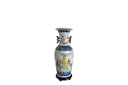 1 VASO IN PORCELLANA CINESE POLICROMA RAFFIGURANTE “DONNA A CAVALLO” CON SUPPORTO IN LEGNO DIM. 25x60 CM