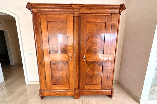1 ARMADIO IN LEGNO A DUE ANTE CON RIPIANI E CASSETTI INTERNI FORNITO DI CHIAVE DIM. 175x199x62 CM