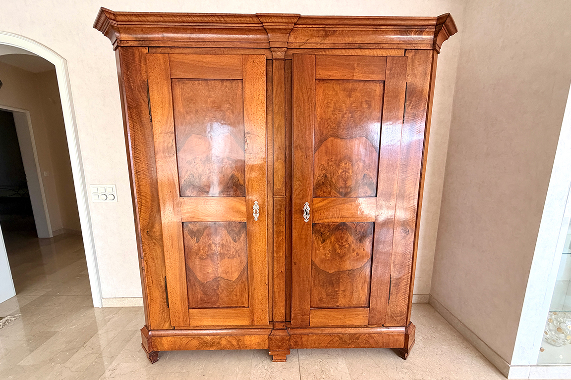 1 ARMADIO IN LEGNO A DUE ANTE CON RIPIANI E CASSETTI INTERNI FORNITO DI CHIAVE DIM. 175x199x62 CM