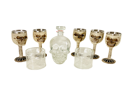 1 BOTTIGLIA PER LIQUORE, 2 TUMBLER, 5 CALICI, TUTTO DECORO TESCHIO