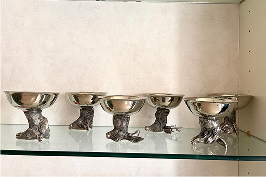 6 BICCHIERI DELLA STAFFA CON PIEDE DECORO ANIMALE, IN METALLO COLORE ARGENTO