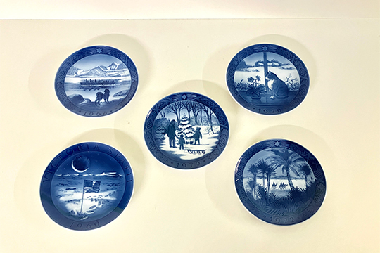 5 PIATTI DI NATALE IN PORCELLANA ROYAL COPENHAGEN 1968, 1969, 1970, 1970, 1972 DIM. 18 CM