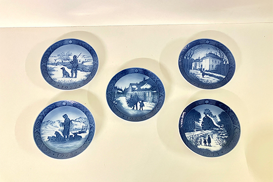 5 PIATTI DI NATALE IN PORCELLANA ROYAL COPENHAGEN 1973, 1975, 1977, 1978, 1980 (1 ROVINATO SUL RETRO) DIM. 18 CM