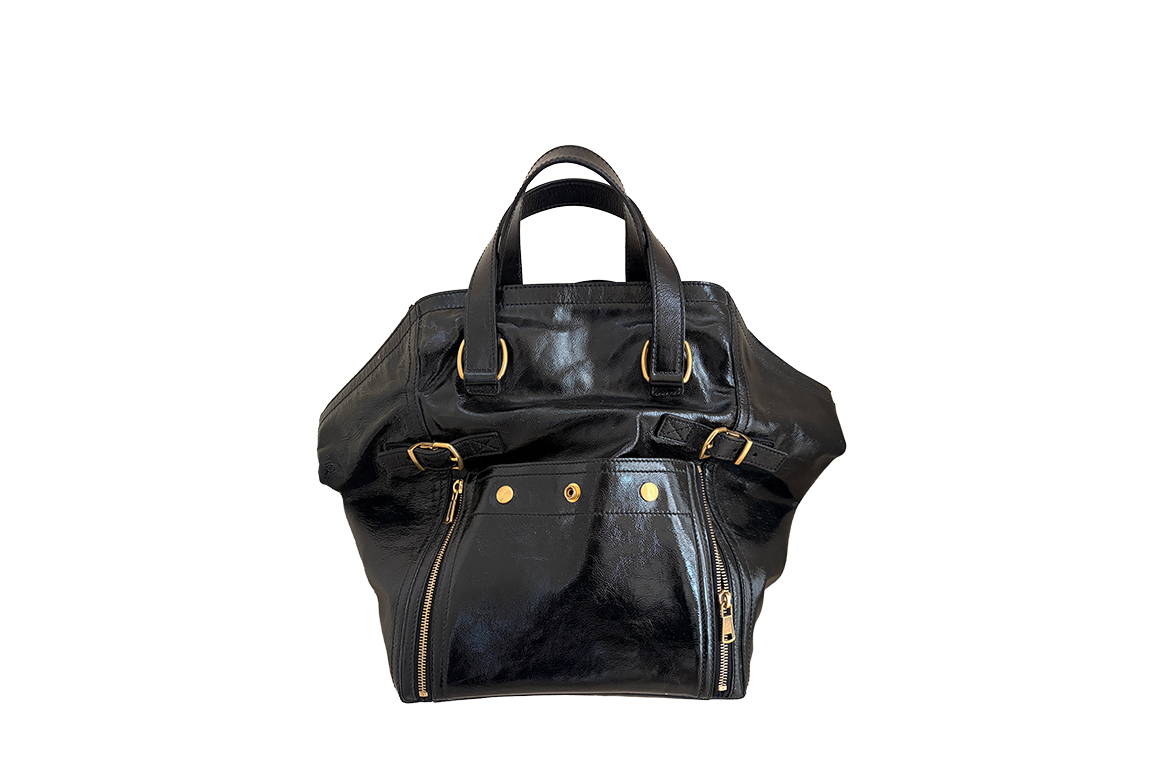 1 BORSA YVES SAINT LAURENT “DOWNTOWN” IN PELLE VERNICIATA COLORE NERO, DOPPI MANICI, PORTABILITÀ A MANO E A SPALLA, TASCHE LATERALI, CHIUSURA PARZIALE A ZIP, CORREDATA DA CERTIFICATO ENTRUPY, PICCOLI SEGNI D'USURA DIM. 50x35x25 CM