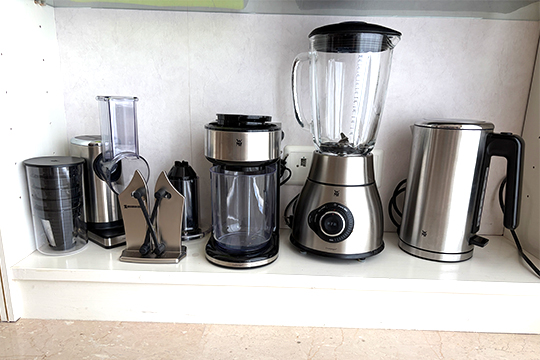 1 LOTTO DI ELETTRODOMESTICI WMF COMPOSTO DA 1 FRULLATORE CON VASO IN VETRO, 1 AFFILACOLTELLI, 1 TRITATUTTO, 1 MIXER E 1 BOLLITORE (N.C.F.)