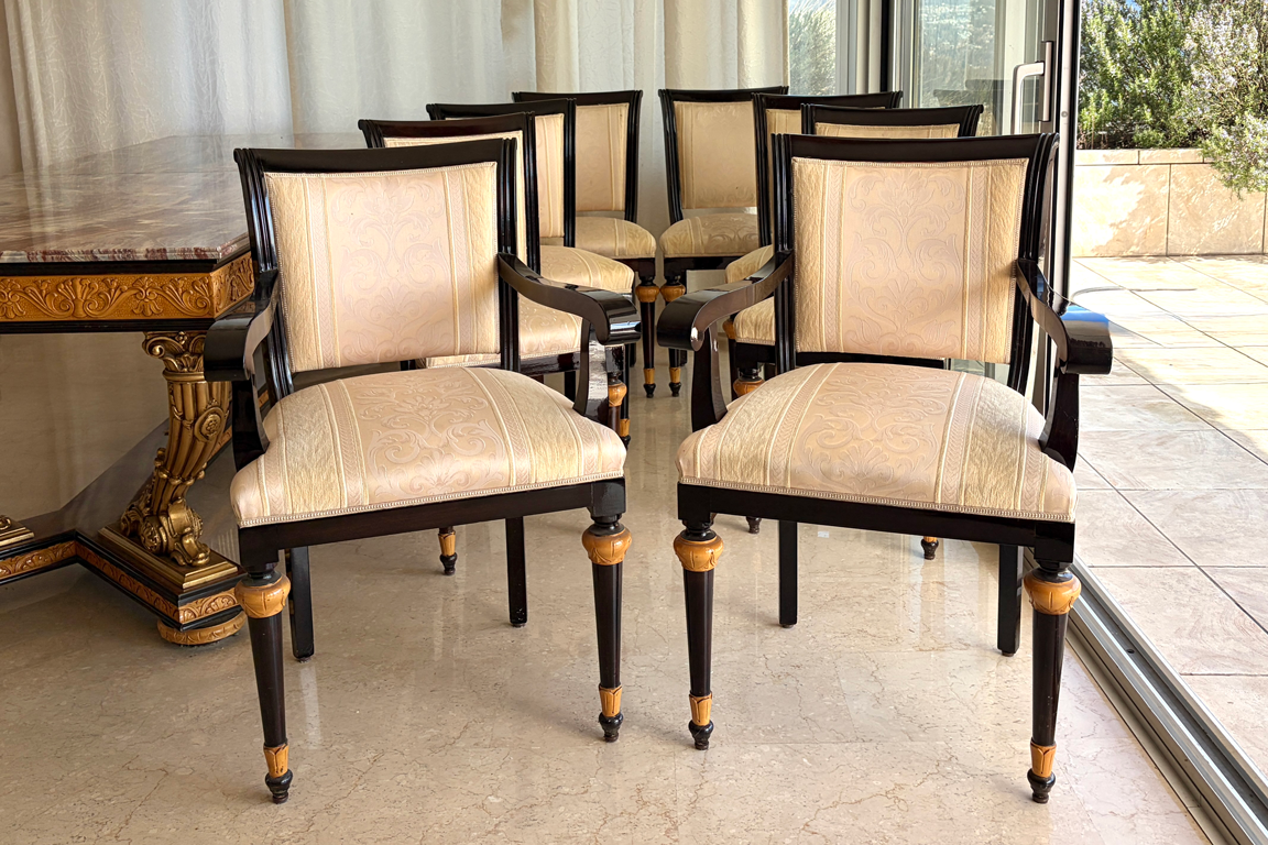 8 SEDIE IN LEGNO CON SEDUTA E SCHIENALE RIVESTITI IN TESSUTO COLORE BEIGE (DIM. 46x94x44 CM) DI CUI 2 CON BRACCIOLI IN LEGNO DIM. 64x94x54 CM (ALCUNE CON TESSUTO MACCHIATO)
