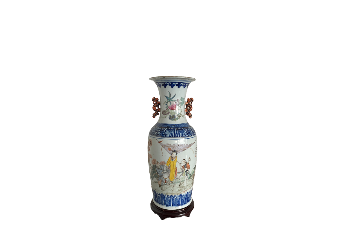 1 VASO IN PORCELLANA CINESE POLICROMA RAFFIGURANTE “DONNA A CAVALLO” CON SUPPORTO IN LEGNO DIM. 25x60 CM