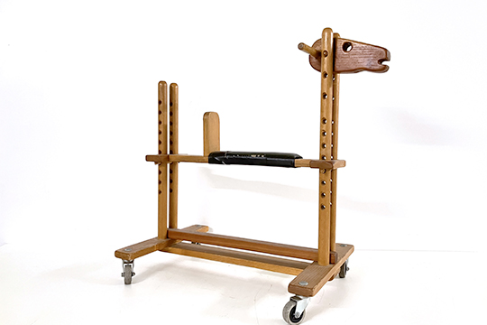1 CAVALLINO PER BAMBINI CON ROTELLE REALIZZATO IN LEGNO DIM. 65x67x40 CM