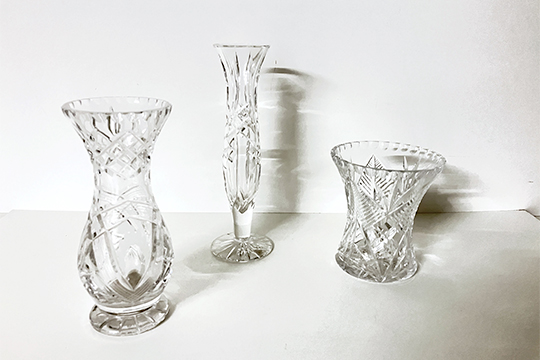 3 VASI PER FIORI IN VETRO INCISO DIM. 13x14 – 9x21 – 8x26 CM