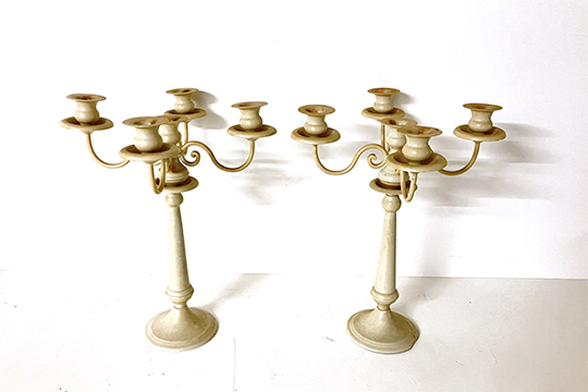 1 COPPIA DI CANDELABRI A CINQUE FIAMME, METALLO COLORE BEIGE DIM. 40x46 CM