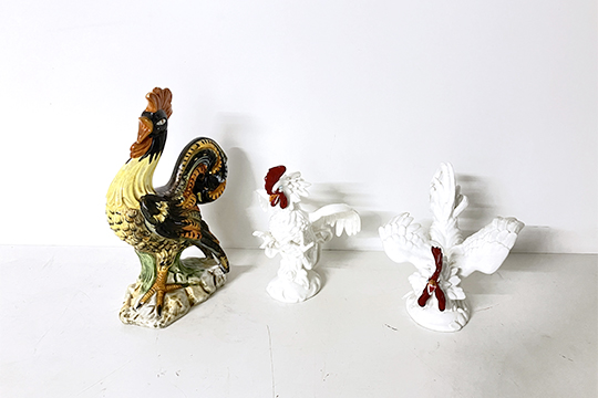 3 STATUETTE IN CERAMICA RAFFIGURANTI “GALLI” DIM. 35 - 25 - 24 CM