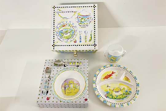 1 SET PAPPA MACKENZIE-CHILDS “FROG TODDLER'S DINNERWARE SET” COMPOSTO DA 2 PIATTI, 1 TAZZA CON MANICI E BECCUCCIO, FORCHETTA E CUCCHIAINO CON SCATOLA ORIGINALE