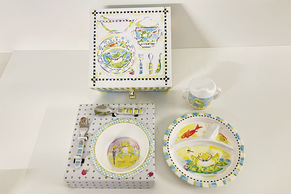 1 SET PAPPA MACKENZIE-CHILDS “FROG TODDLER'S DINNERWARE SET” COMPOSTO DA 2 PIATTI, 1 TAZZA CON MANICI E BECCUCCIO, FORCHETTA E CUCCHIAINO CON SCATOLA ORIGINALE