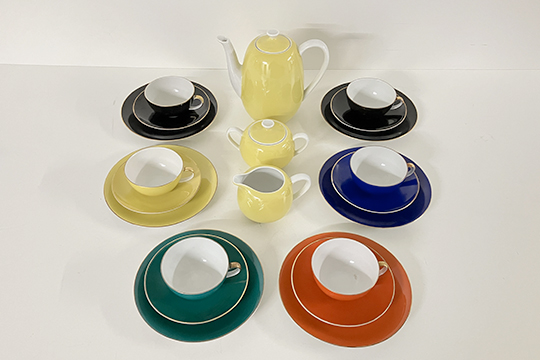1 SERVIZIO DA CAFFÈ IN PORCELLANA ARZBERG COMPOSTO DA CAFFETTIERA, LATTIERA, ZUCCHERIERA, 6 TAZZE CON PIATTINO E PIATTO, PICCOLI DIFETTI