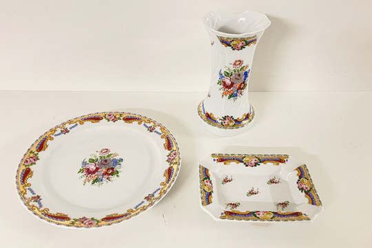 1 PIATTO DIM. 26 CM, 1 VASO DIM. 12x21 CM E 1 PORTACENERE DIM. 17,50x13x3 CM IN PORCELLANA DI LIMOGES