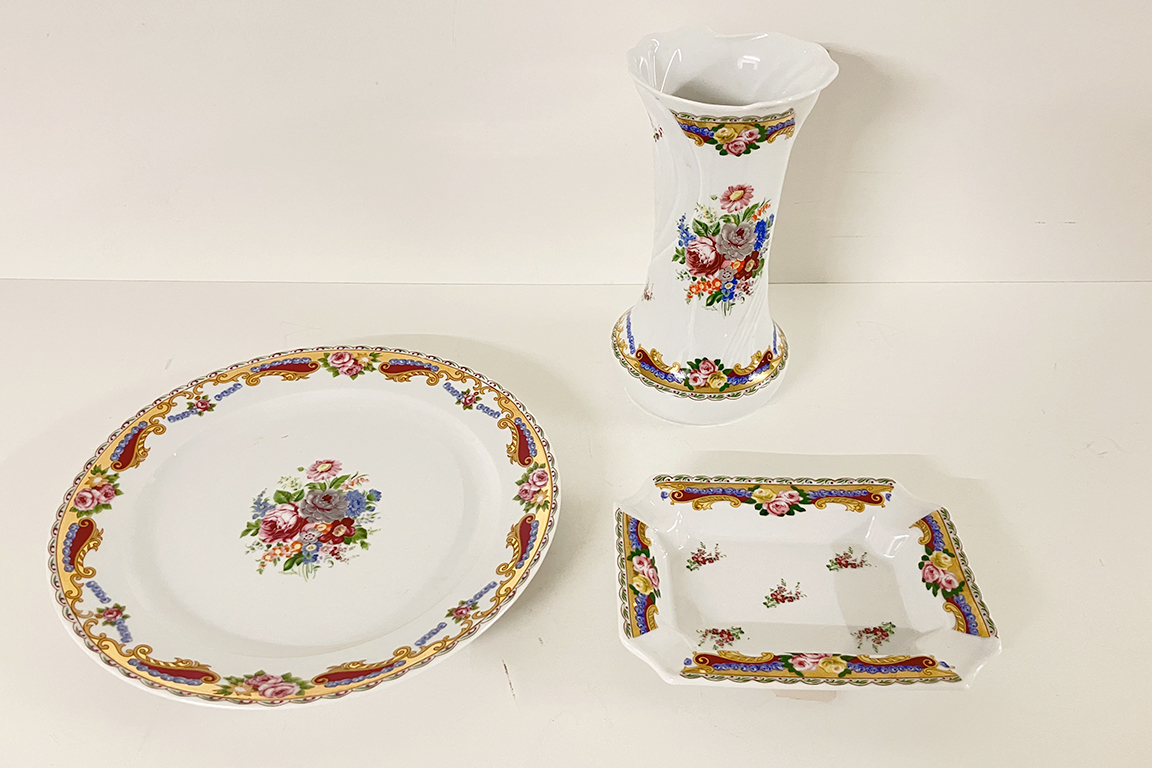 1 PIATTO DIM. 26 CM, 1 VASO DIM. 12x21 CM E 1 PORTACENERE DIM. 17,50x13x3 CM IN PORCELLANA DI LIMOGES