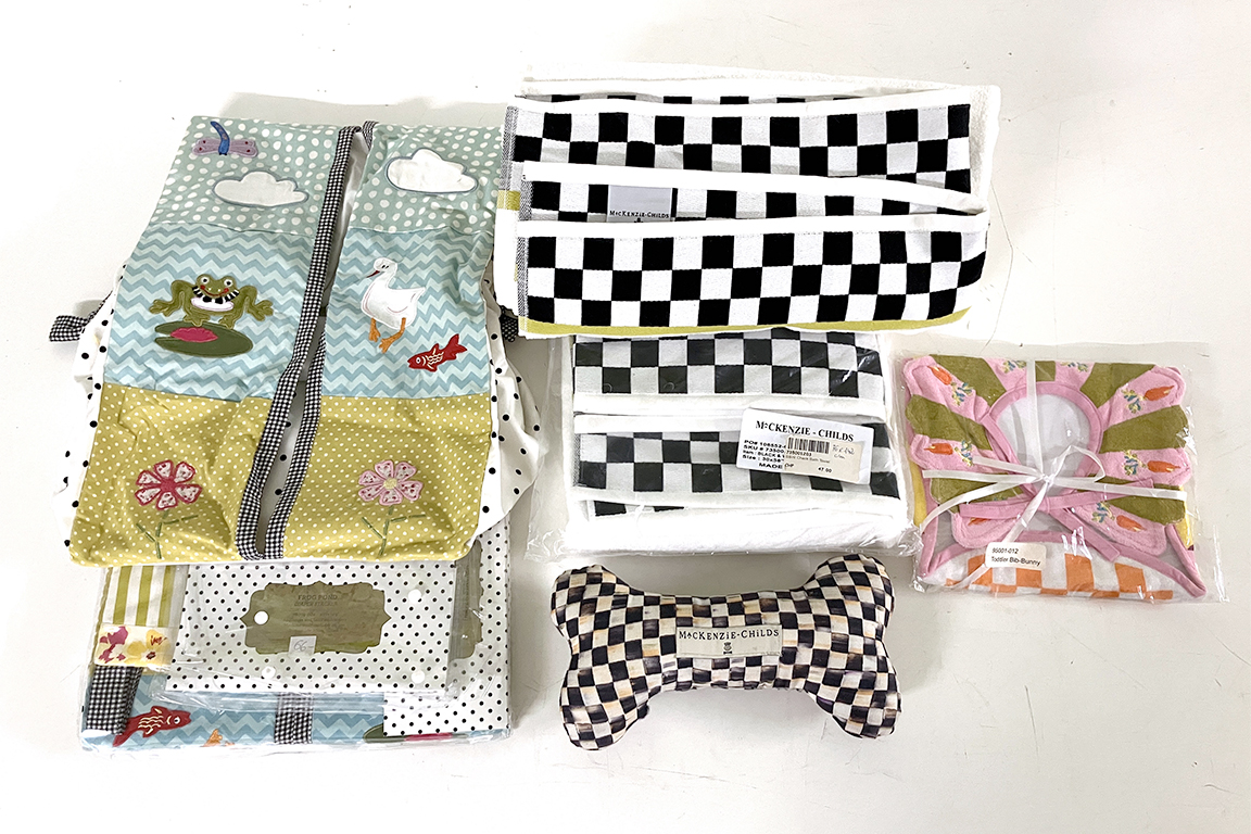 2 DIAPER STACKERS “FROG POND”, 2 CHECK BATH TOWELS 76x142 CM, 1 TODDLER BIB, 1 FIOCCO, TUTTO FIRMATO MACKENZIE-CHILDS