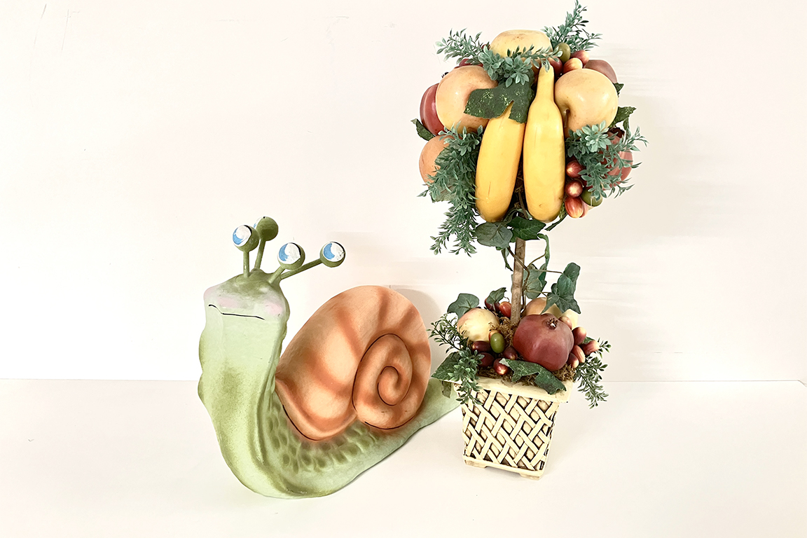 1 LUMACA IN CARTAPESTA DIM. 40x30x15 CM E 1 PIANTA DI FRUTTA IN PLASTICA DIM. 23x50x23 CM