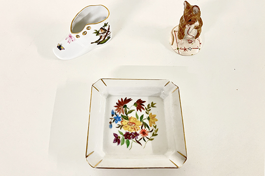 1 SCARPINA IN PORCELLANA HEREND DECORO ROTHSCHILD, 1 STATUETTA ROYAL ALBERT “NO MORE TWIST - BEATRIX POTTER FIGURINE” E 1 PIATTINO