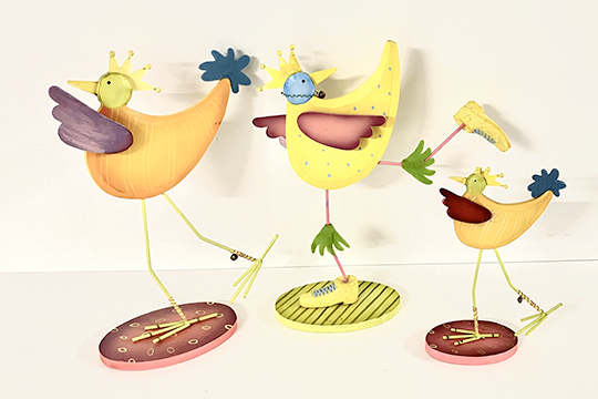 3 DECORAZIONI IN LEGNO E METALLO RAFFIGURANTI “GALLINE IN FUGA” DIM. 37x41x10 CM
