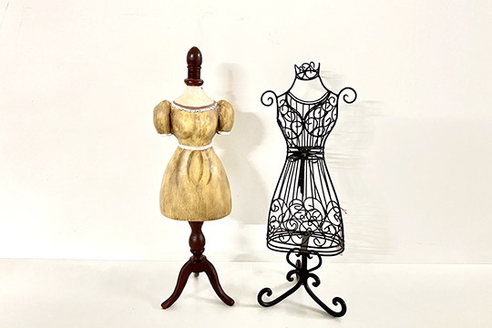 2 MANICHINI CON TREPPIEDE PER BAMBOLE DIM. 15x45x15 CM