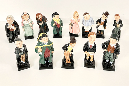 13 STATUETTE IN PORCELLANA ROYAL DOULTON RAFFIGURANTI PERSONAGGI DI CHARLES DICKENS DIM. 10 CM