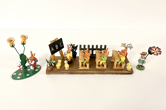 3 DECORAZIONI IN LEGNO E METALLO RAFFIGURANTI “CONIGLIETTI A SCUOLA” DIM. 27x9x9 CM