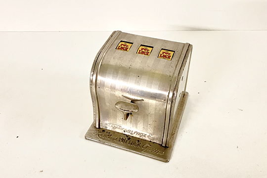 1 GIOCATTOLO SLOT MACHINE “KALON POT LUCK GAME” IN METALLO DIM. 11x9x11 CM