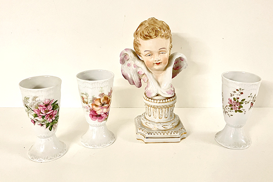 1 BUSTO “PICCOLO AMORINO” (DIM. 16x25x10 CM) E 3 BICCHIERI DIM. 7x14 CM TUTTO IN PORCELLANA DIPINTA