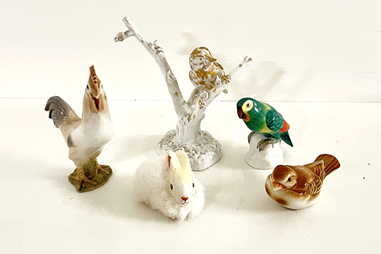5 STATUETTE IN PORCELLA DIPINTA, 1 GALLO, 1 CONIGLIO, 2 UCCELLINI E 1 PAPPAGALLO DIM. 13 CM