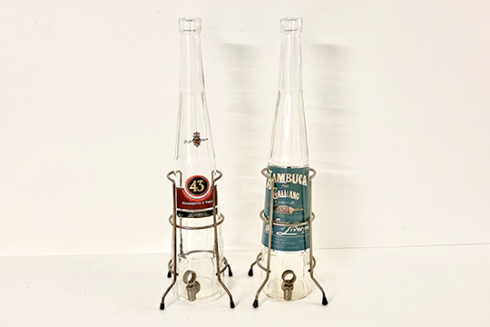 2 BOTTIGLIE CON EROGATORE, “LICOR 43” E “SAMBUCA FROM GALLIANO” DIM. 15x53 CM