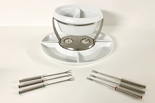 1 SET PER FONDUE PER FRUTTA COMPOSTO DA FORNELLO CON LUMINI IN METALLO, COPPA A DUE VASCHE E 2 PIATTI A SEMICERCHIO IN PORCELLANA, E SEI FORCHETTE DIM. 33x17x29 CM
