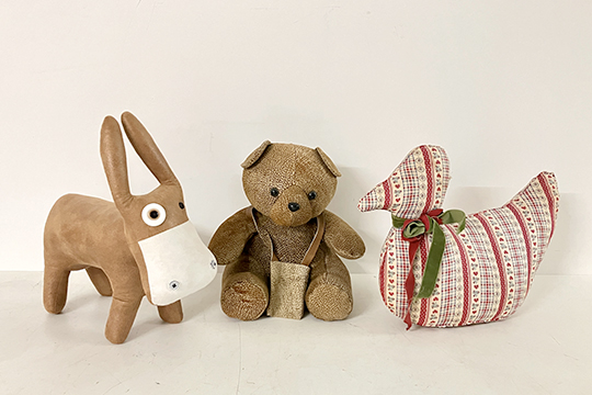 3 PUPAZZI STOFFA: 1 ASINELLO DIM. 35x35x13 CM, 1 ORSACCHIOTTO BORBONESE DIM. 24x30x25 CM E 1 PAPERA DIM. 40x30x14 CM