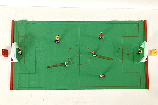 1 GIOCO DEL CALCIO DA TAVOLO, CON PARTI MANCANTI O DA RIP. DIM. 80x47 CM