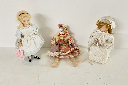 3 BAMBOLE: ALICE DIM. 22 CM, GATTO DIM. 25 CM, BAMBINA-CARILLON DIM. 20 CM