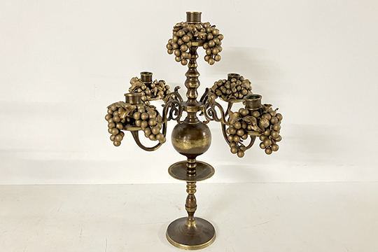 1 CANDELABRO A CINQUE FIAMME IN METALLO CON DECORO UVA DIM. 40x46 CM