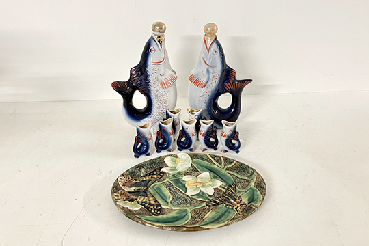 2 BOTTIGLIE DIM. 16x27x7 CM E 7 BICCHIERINI DIM. 5x8x3 CM IN PORCELLANA DECORO “PESCE” E 1 PIATTO IN PORCELLANA “FARFALLE” DIM. 28x20x2 CM